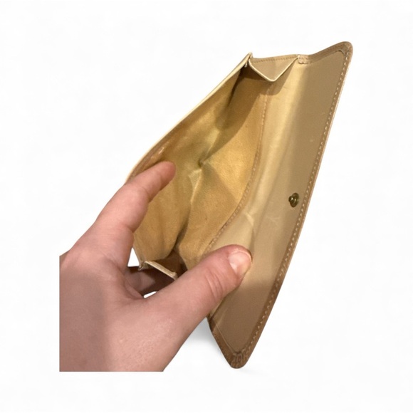 DOONEY and BOURKE Elegant Cream and Tan Women's Wallet - Picture 5 of 5